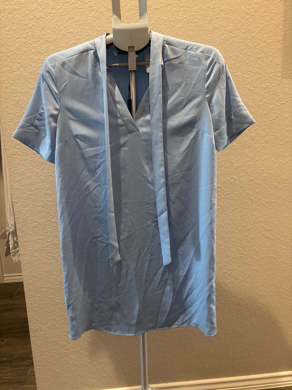 BCBGMAXAZRIA Tie Neck Short Sleeve Shift Dress